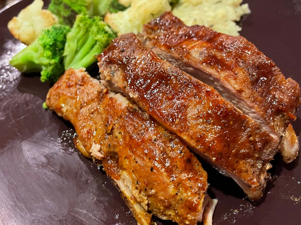 Barbeque-pork-ribs-on-a-plate-with-veggies-on-side