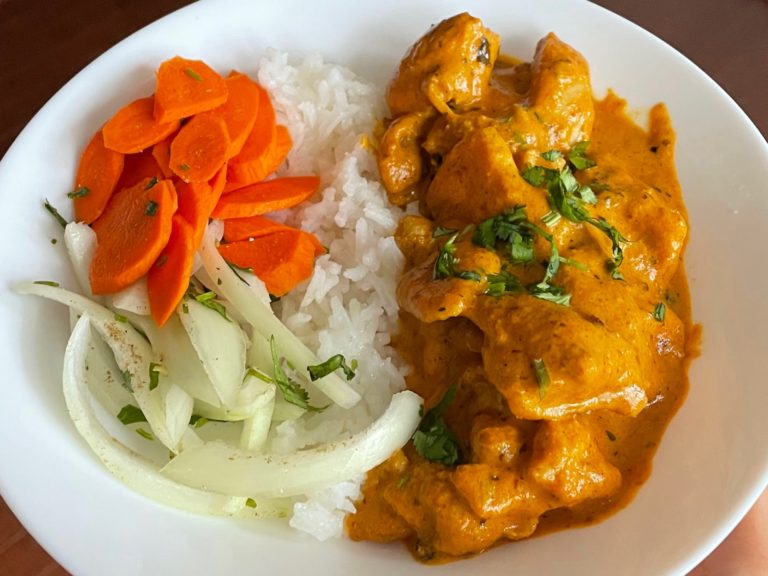 Dairy-free-butter-chicken-with-rice-and-chopped-onions-and-carrots-on-the-side